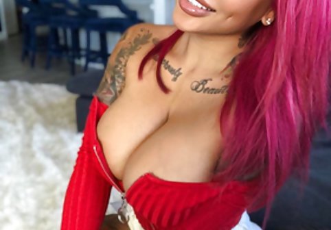 BLUE MICK جوان بر روی ماسکهای لکه دار در حال چک کردن کانال تلگرام فیلمxxx بر روی مربع