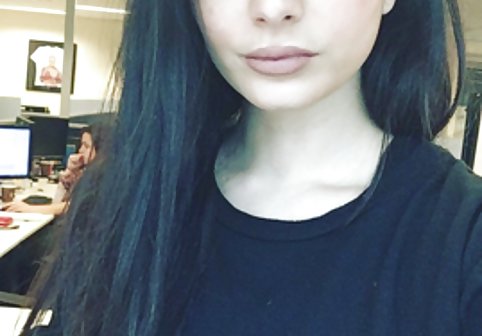 بیب وب کم بسیار کانالسکسیتلگرام شاخی اسباب بازی خود را به صورت زنده سوار می کند