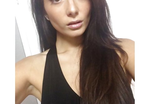 Busty Milf در نایلون ها جوانان بزرگ و لب های بیدمشک خود را نشان می دهد گروه کانال سکسی